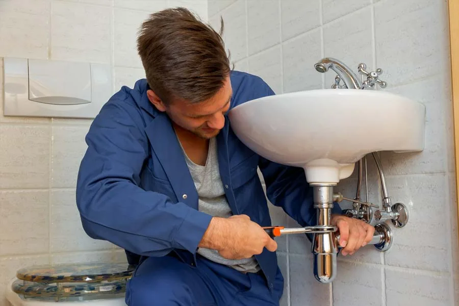 Fachmann arbeitet an einem Badabfluss